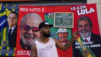 Poster kedua kandidat dijual secara berdampingan, menunjukkan polarisasi kekuatan negeri samba. Pilpres Brasi ditetapkan pada 2 Oktober mendatang dengan dua calon utama yakni petahana Jair Bolsonaro dan Luiz Inacio Lula da Silva. Bolsonaro diusung partai populis kanan sementara Lula da Silva didukung partai dan tokoh kiri.