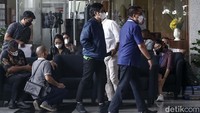 Mardani Maming mengenakan baju hijau dengan jaket berwarna biru.