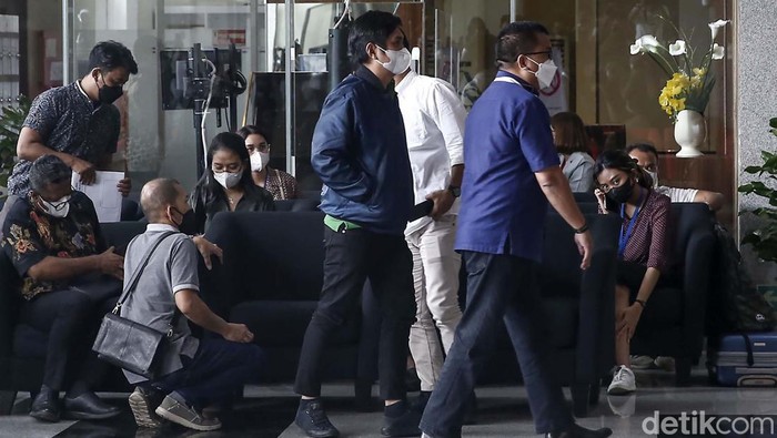 Mardani H Maming, menyerahkan diri ke KPK. Tersangka kasus dugaan suap pengurusan izin usaha pertambangan (IUP) itu menyerah setelah ditetapkan sebagai buron.