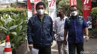 Buron KPK itu tidak datang sendirian. Mardani Maming didampingi sejumlah pengacara, salah satunya Denny Indrayana.