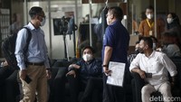 Sesudah memberi pernyataan, Mardani Maming langsung masuk ke gedung KPK. Dia terlihat sedang menunggu di lobi bersama pengacaranya.