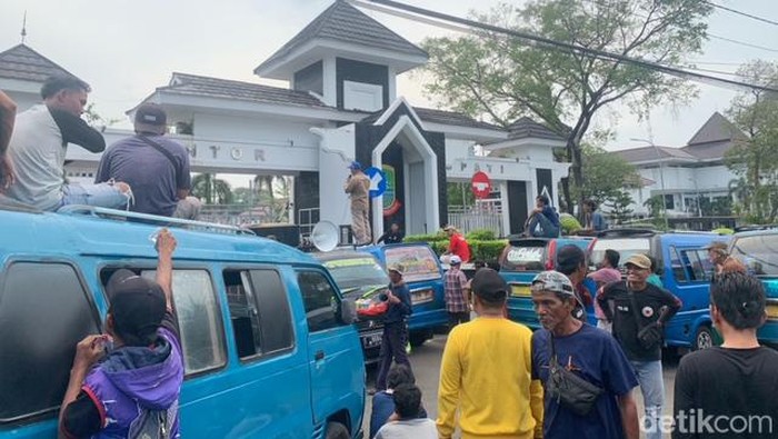 Sopir angkot di Karawang berunjuk rasa meminta Bupati Karawang menertibkan odong-odong.