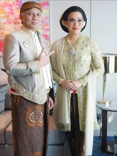 Sri Mulyani di pernikahan putra bungsu Sri Mulyani di pernikahan putra bungsu