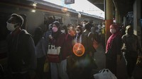 Calon penumpang melintas di Stasiun Karet, Jakarta, Kamis (28/7/2022).   