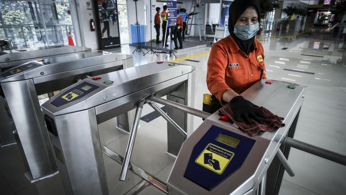 Calon penumpang menunggu kereta di Stasiun BNI CIty, Jakarta, Kamis (28/7/2022). PT Kereta Commuter Indonesia (KCI) akan menjadikan Stasiun BNI City yang sebelumnya hanya melayani penumpang kereta Bandara Soekarno Hatta, sebagai stasiun pemberhentian KRL Commuter Line. ANTARA FOTO/Rivan Awal Lingga/foc.