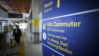 Calon penumpang menunggu kereta di Stasiun BNI City, Jakarta, Kamis (28/7/2022).   