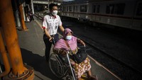 PT Kereta Api Indonesia (Persero) akan menutup Stasiun Karet seiring dengan rencana pengoperasian Stasiun BNI City untuk melayani KRL Commuter Line.  