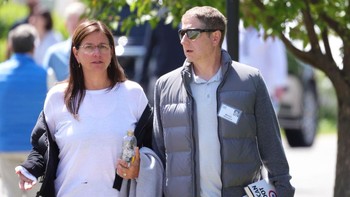 Michael Reinsdorf (R), President of the Chicago Bulls, bersama pasangannya. Foto: Getty Images