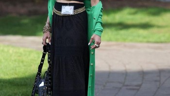 Tampil ala fashionista, ini adalah Stacey Bendet, perancang busana dan CEO of Alice and Olivia. Foto: Getty Images