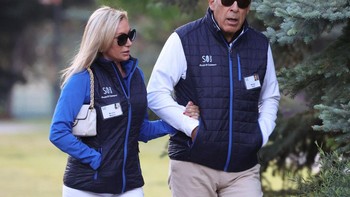 Muhtar Kent, Chairman of the Board dan Chief Executive Officer Coca-Cola Company, digandeng pasangannya Monica Meacci. Foto: Getty Images