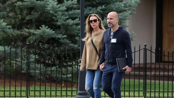 CEO raksasa taksi online Uber, Dara Khosrowshasi bersama istrinya Sydney Saphiro, juga mengenakan pakaian yang kasual tapi menarik.  Foto: Getty Images