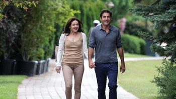 Mantan COO Meta, induk Facebook, Sheryl Sanberg bersama suaminya, Tom Bernthal. Busananya kasual tapi tetap stylish. Foto: Getty Images