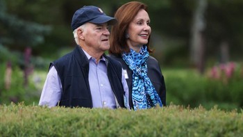 Henry Kravis, CEO of KKR, dan istrinya Marie-Josée Kravis, President of the MoMA, tampak ceria. Foto: Getty Images