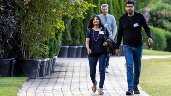 Kalau ini adalah CEO Twiter, Parag Agrawal, yang bergaya anak muda bersama sang istri, Vineeta Agrawal. Foto: Getty Images