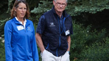 Barry McCarthy, CEO of Peloton Interactive Inc yang adalah perusahaan peralatan olahraga canggih bersama istri tercinta Valerie. Foto: Getty Images