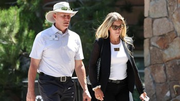 Chris Ilitch, CEO of Ilitch Holdings, Inc., berjalan bersama istrinya Kelle Ilitch. Foto: Getty Images