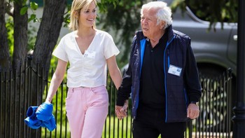 Robert Kraft, CEO of the New England Patriots, dan pasangannya Dana Blumberg tampil biasa saja. Foto: Getty Images