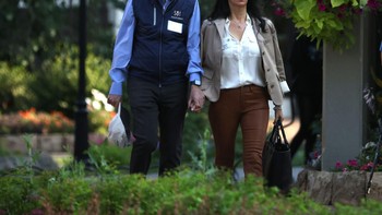 Ajang tahunan elit Sun Valley Conference oleh bank investasi Allen & Company di Sun Valley, Idaho, dan tertutup bagi media, dihadiri orang terkaya di dunia, mereka yang penting, kuat dan berpengaruh. Banyak CEO terkenal datang tahun ini di awal Juli 2022. Para undangan tampil dengan pakaian santai, cenderung seadanya dan banyak yang bersama istri. Ini adalah pendiri John W. Henry & Company, John Henry dan istrinya Linda Henry. Pakaian mereka elegan. Foto: Getty Images