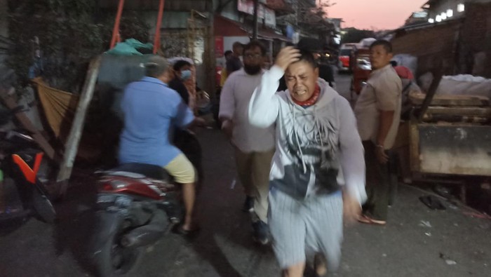Sebuah bangunan roboh di Jalan Rawa Sawah 2, Galur, Johar Baru, Jakarta Pusat, hingga menelan korban jiwa. Salah seorang anggota keluarga korban menangis histeris di lokasi kejadian.

Pantauan detikcom di lokasi pukul 18.16 WIB, Kamis (28/7/2022), terlihat seorang wanita mengenakan kaus putih, menurut keterangan petugas damkar wanita tersebut merupakan keluarga korban. Terlihat wanita tersebut panik sambil menelpon seseorang.
