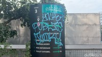 Foto: Salah satu papan petunjuk di Teras Cihampelas jadi sasaran vandalisme (Muhammad Fadhil Raihan/detikJabar).