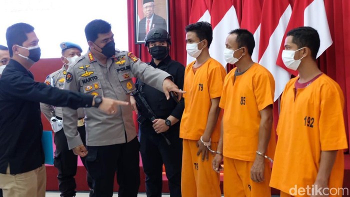 3 kurir sabu saat dipamerkan pada ekspos pengungkapan sabu 19 kg di Polda Riau, Pekanbaru. (Raja/detikSumut)