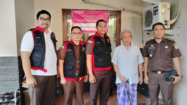 Tim penyidik pada Pidana Khusus Kejati Banten menyita beberapa aset milik tiga tersangka penggelapan pajak kendaraan di Samsat Kelapa Dua, Tangerang. (dok Kejati Banten)