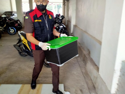 Tim Satgas Pidsus Kejari Dompu membawa boks yang berisi dokumen terkait kasus dugaan korupsi pengadaan alat metereologi sebesar Rp 1,5 Milyar tahun anggaran 2018.