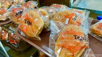 Roti dengan ciri khas padat yang ditawarkan oleh Toko Roti Tegal. Beragam roti manis dengan isian cokelat, nanas, keju, dan lainnya jadi andalan. Ada juga vairan roti asin isian daging. Foto: detikFood / Yenny Mustika Sari