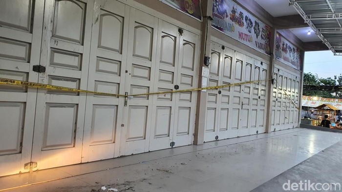 Toserba 8000 di Pekanbaru masih dipasang garis polisi.