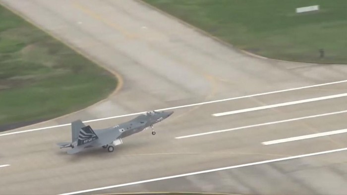 Uji Terbang Perdana Jet Tempur KF-21 Borame Berjalan Sukses Uji coba penerbangan perdana KF-21 Boramae yang sangat dinantikan oleh pecinta dunia militer dan kedirgantaraan baik di Indonesia maupun dunia itu berjalan sukses.