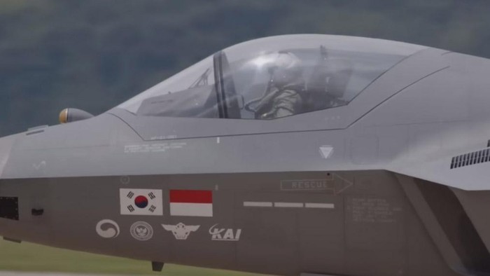 Uji Terbang Perdana Jet Tempur KF-21 Borame Berjalan Sukses Uji coba penerbangan perdana KF-21 Boramae yang sangat dinantikan oleh pecinta dunia militer dan kedirgantaraan baik di Indonesia maupun dunia itu berjalan sukses.