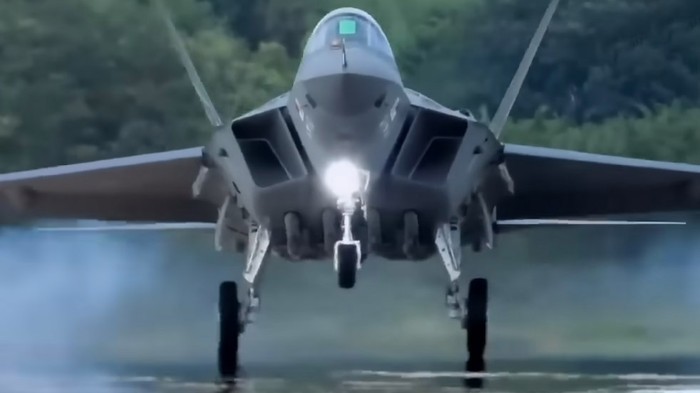 Uji coba penerbangan perdana KF-21 Boramae yang sangat dinantikan oleh pecinta dunia militer dan kedirgantaraan baik di Indonesia maupun dunia itu berjalan sukses.