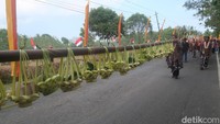 Dalam upacara ini, masyarakat juga secara swadaya menyembelih ayam yang nantinya diolah sebagai ingkung untuk acara kenduri. Foto: Pradito Rida Pertana/detikJateng
