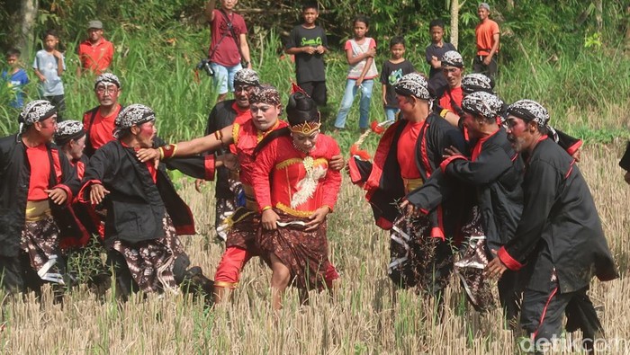 Upacara adat Cing Cing Goling di Kalurahan Gedangrejo, Kapanewon Karangmojo, Gunungkidul, DIY, Kamis (28/7/2022).