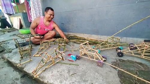 Warga Loloan Timur Jembrana Bali, membuat mainan cikar-cikaran untuk festival budaya Loloan Jaman lame, Kamis (28/7/2022).