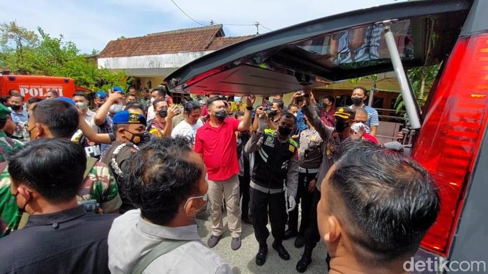 Warga padati TKP tewasnya Kopda Muslimin di Kendal, Kamis (28/7/2022).