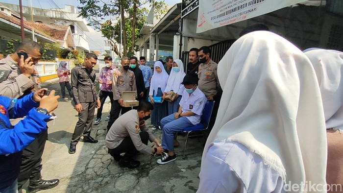 Yahya saat menerima hadiah sepatu.