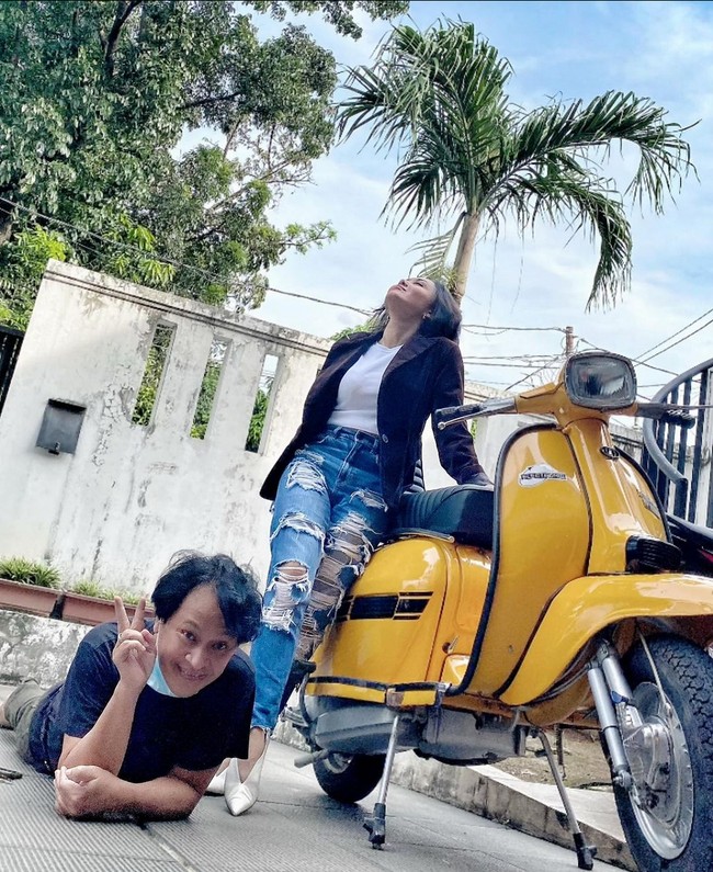 Ibu dua anak ini diketahui kerap kali bergaya mengenakan jeans sobek-sobek. Mulai dari ‘sobek minimalis’ hingga ‘sobek ekstrem’. Foto: Instagram/@yunishara36