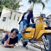 Ibu dua anak ini diketahui kerap kali bergaya mengenakan jeans sobek-sobek. Mulai dari ‘sobek minimalis’ hingga ‘sobek ekstrem’. Foto: Instagram/@yunishara36