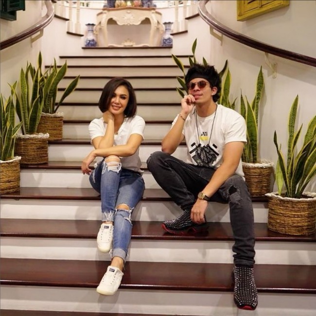 Tampil bersama Atta Halilintar dengan gaya casual., keduanya tampak seperti seumuran. Foto: Instagram/@yunishara36