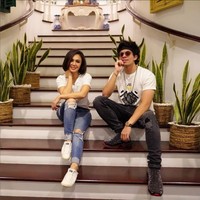 Tampil bersama Atta Halilintar dengan gaya casual., keduanya tampak seperti seumuran. Foto: Instagram/@yunishara36