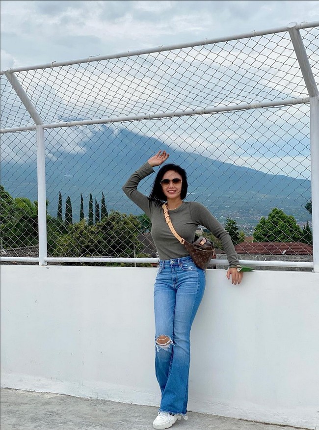 Netizen memuji gaya Yuni Shara yang kekinian dan awet muda. “Masyaaloh kaya Abg,” tulis netizen. “Permisi anak abg mo lewat,” puji netizen lain. Foto: Instagram/@yunishara36