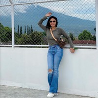 Netizen memuji gaya Yuni Shara yang kekinian dan awet muda. “Masyaaloh kaya Abg,” tulis netizen. “Permisi anak abg mo lewat,” puji netizen lain. Foto: Instagram/@yunishara36