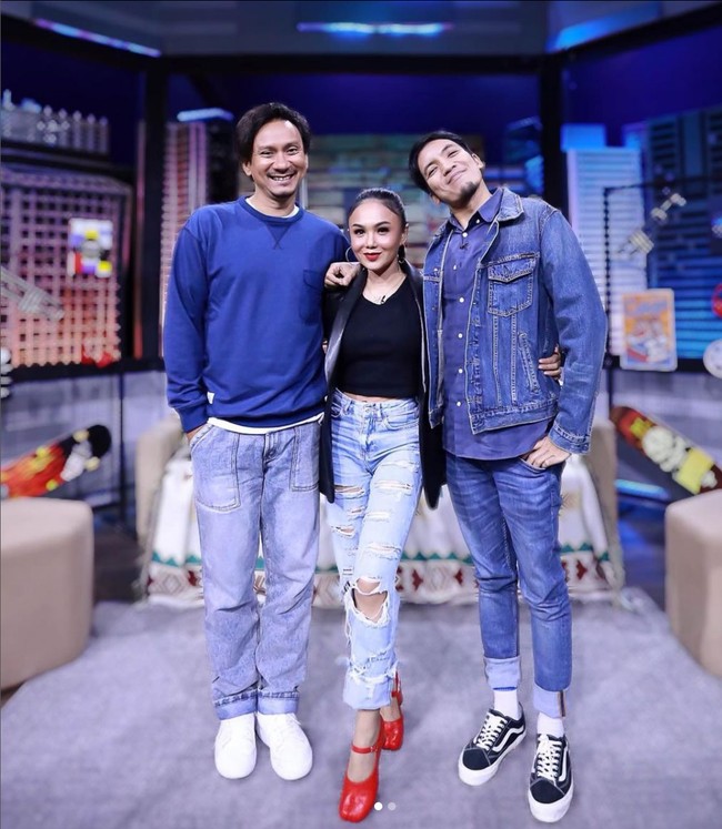 Sesekali Yuni Shara juga memadukan jeans sobek-sobek dengan jaket. Foto: Instagram/@yunishara36