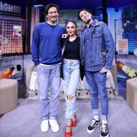 Sesekali Yuni Shara juga memadukan jeans sobek-sobek dengan jaket. Foto: Instagram/@yunishara36