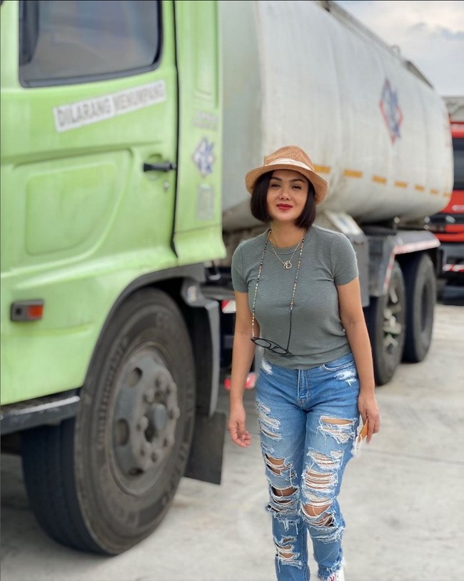 Yuni Shara menyita perhatian netizen dengan mengaku sebagai ‘anak Pantura’. Berpose di samping truk besar, penyanyi berusia 50 tahun ini memakai kaus dan jeans beraksen sobek-sobek. “Permisi... anak pantura mau lewat. Sepii banget sejak ada tol,” tulisnya pada caption foto Instagram. Foto: Instagram/@yunishara36