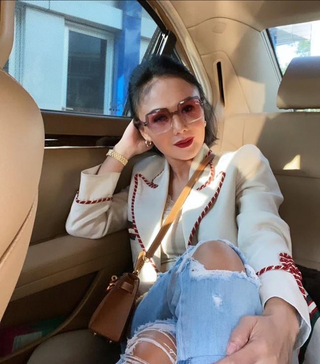 Untuk tampilan lebih stylish, kakak Krisdayanti ini memilih atasan kamisol beraksen renda dan blazer, plus sunglasses sebagai pelengkao gaya. Foto: Instagram/@yunishara36
