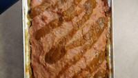 Makanan rumah sakit ini disajikan di wadah alumunium foil yang diisi dengan daging beku yang cukup besar. Di atasnya terdapat saus yang rasanya kurang meyakinkan. Foto: boredpanda.com / Akvile Petraityte & Jonas Grinevičius