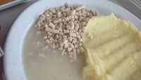 Hmm..hati-hati perut mual! Makanan rumah sakit ini berisi mashed potato yang sudah berair dan serpihan yang mirip makanan pelet kelinci. Foto: boredpanda.com / Akvile Petraityte & Jonas Grinevičius