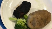 Mungkin makanan rumah sakit ini sudah tampak mewah yaitu steak. Tetapi ternyata steak-nya gosong! Steak lalu disandingkan dengan sebongkah kentang yang kulitnya belum dikupas. Foto: boredpanda.com / Akvile Petraityte & Jonas Grinevičius